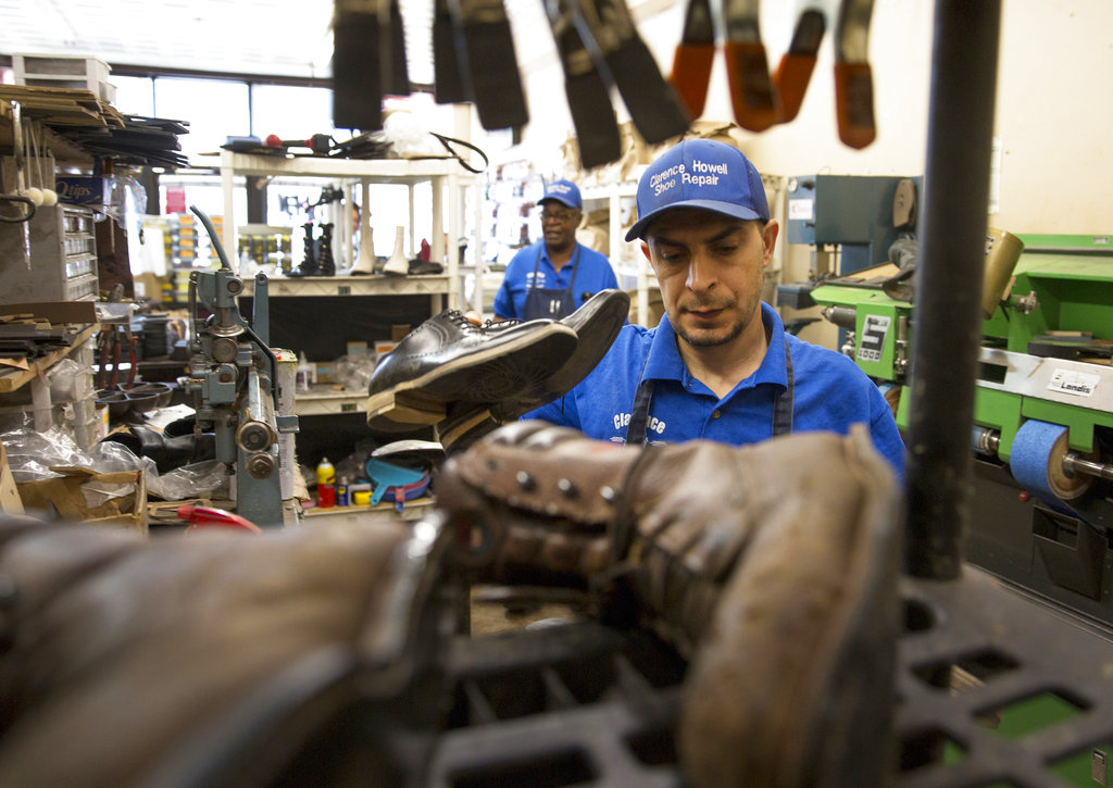 Syrian refugee finds his place at Ohio shoe repair shop